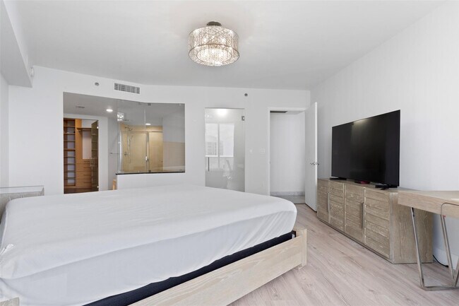 Building Photo - 18911 Collins Ave