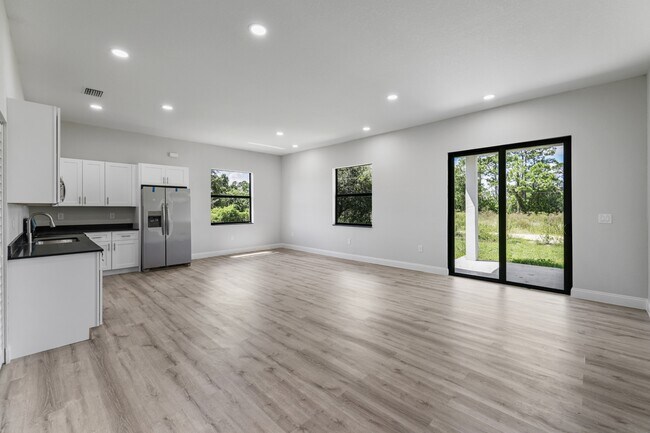 Building Photo - 556 Sherwood Ave S