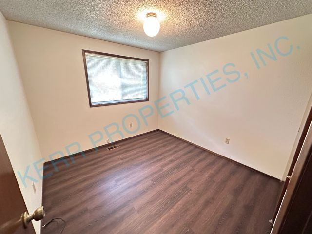 Building Photo - Charming 3-Bed Oasis with 2 Full Baths in Gresham – Perfectly Cozy at 1088 Sq Ft!