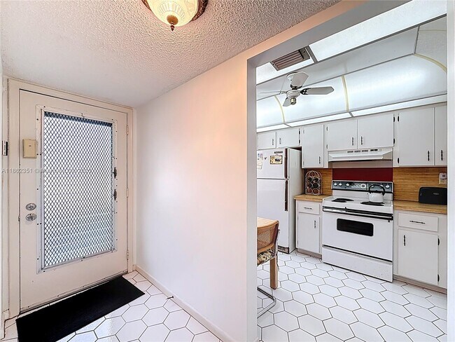 Building Photo - 3501 Inverrary Dr