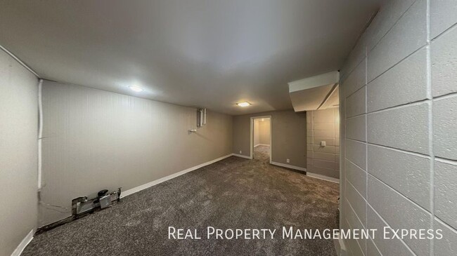 Building Photo - 816 S Glendale Ave