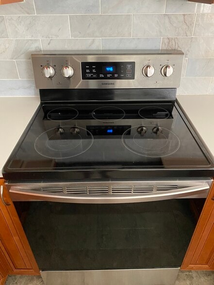 Newer range - 3049 NE 20th Ter