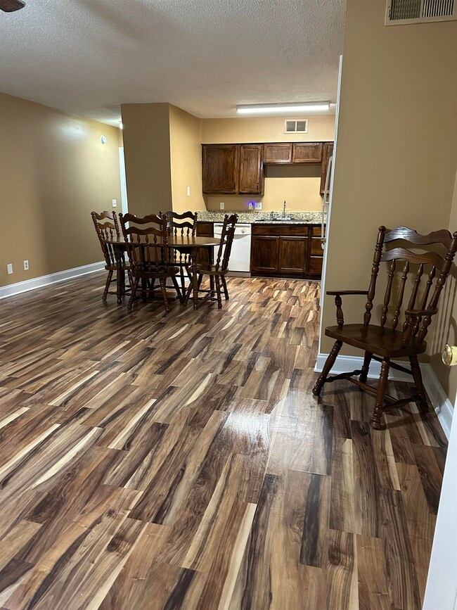 Building Photo - 405 Cambridge Cir