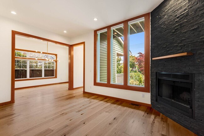 Building Photo - Updated 4 Bedroom North Capitol Hill Craftsman