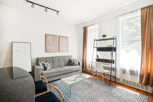 Building Photo - 240 E 26th St