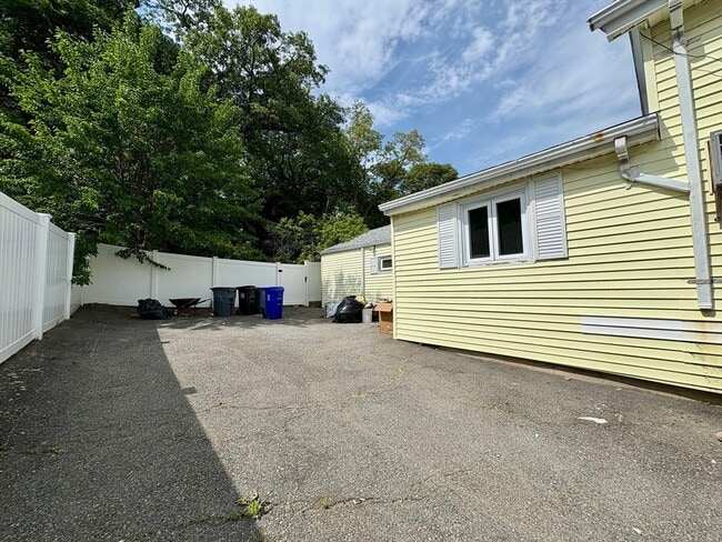 Building Photo - 1318 Salem St