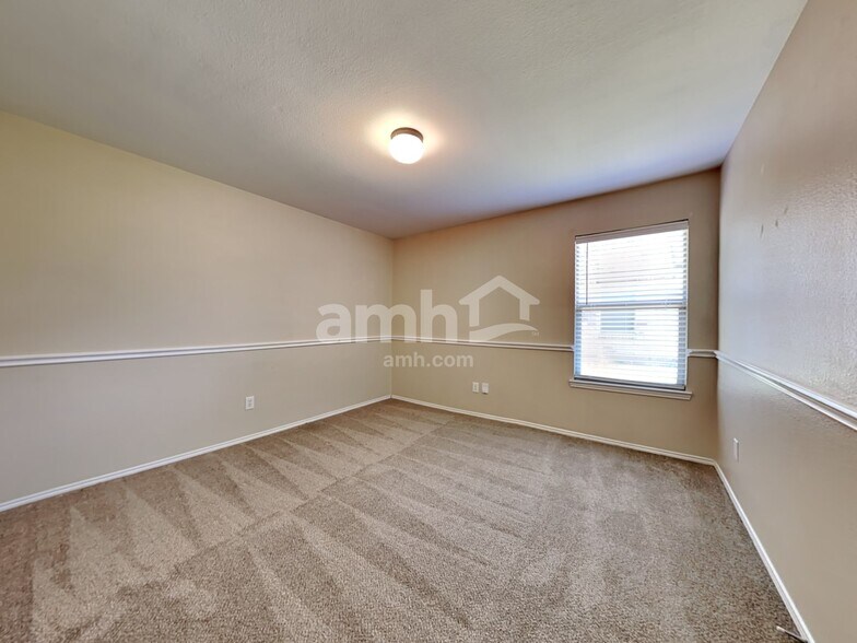 Building Photo - 516 Blue Sage Dr