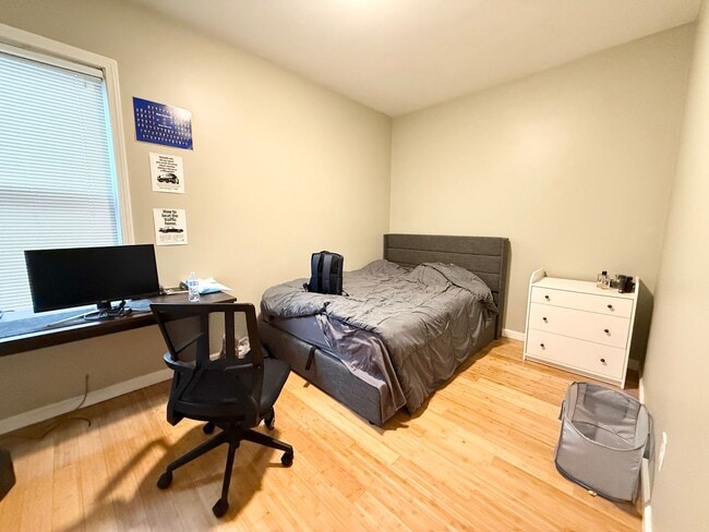 Building Photo - WOW!!!  CENTRAL AIR!  BAY WINDOWS!  ALLSTON 4 BED GEM!