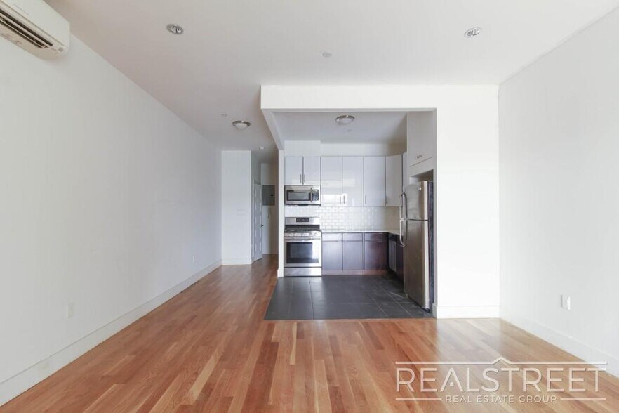 Building Photo - LUXURY LOFT in Queens!