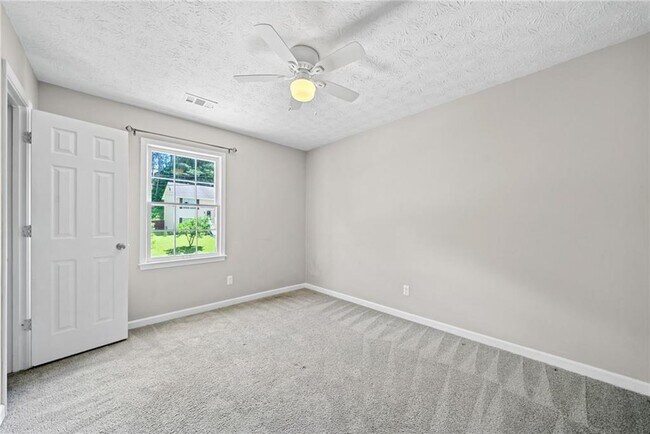 Building Photo - 5590 Princeton Oaks Dr