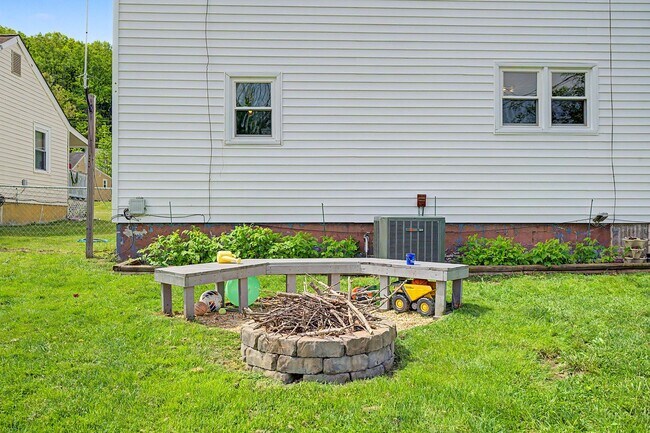 Building Photo - Spacious 5-Bedroom Home Near Radford University