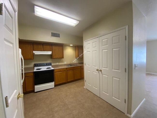 Building Photo - 3 bedroom 2 bath Townhouse