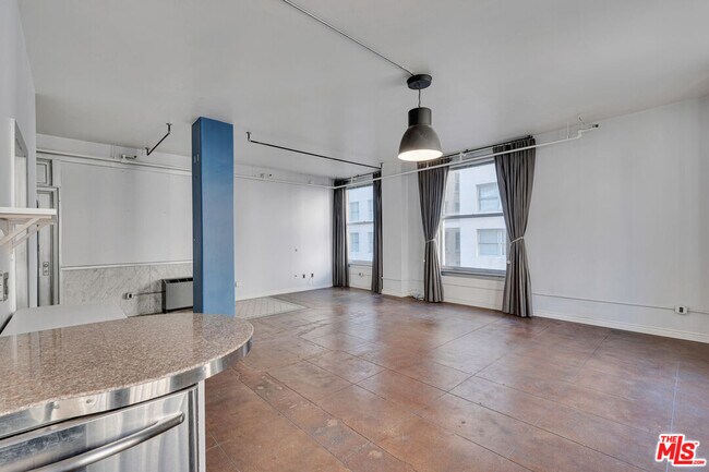 Building Photo - 215 W 7th St