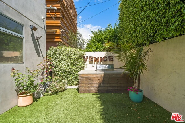 Building Photo - 808 Brooks Ave