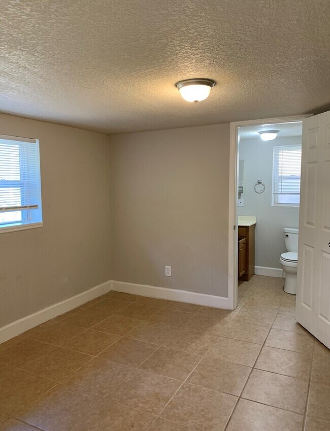 Building Photo - Spacious 4-Bedroom, 2-Bath Home with Fence...