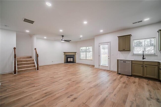 Building Photo - 796 Grenier Terrace NE