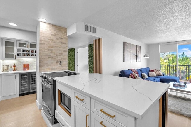 Building Photo - 2121 N Ocean Blvd