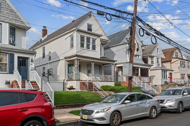 Building Photo - 31 E 40th St