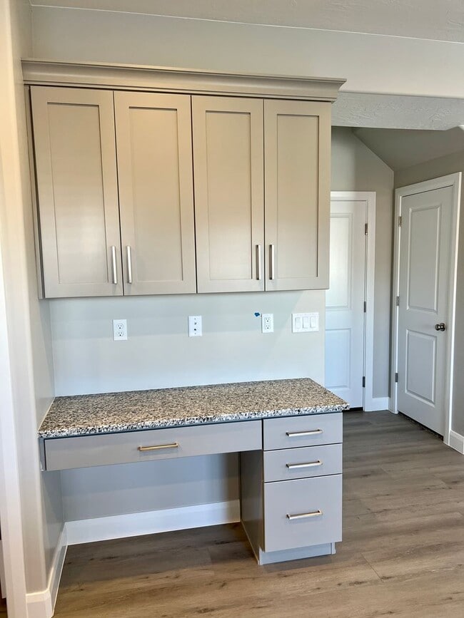 Building Photo - Beautiful 3 bedroom, 2.5 bathroom townhome!!