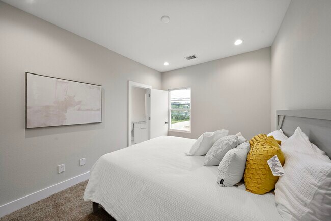 Building Photo - 8670 Easthaven Blvd