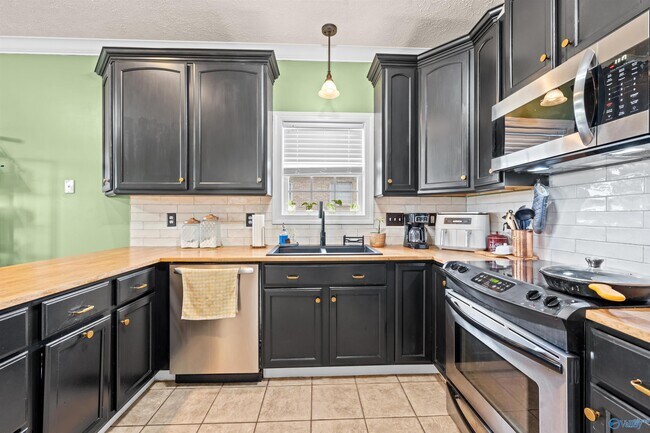 Building Photo - 25850 Iron Gate Dr