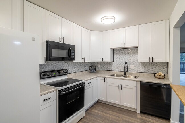 Building Photo - 800 Brook Dr