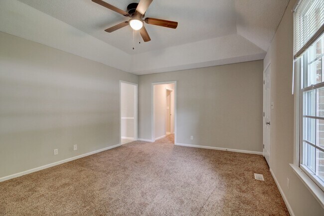 Building Photo - Charming Home With Spacious Living Room and Eat In Kitchen