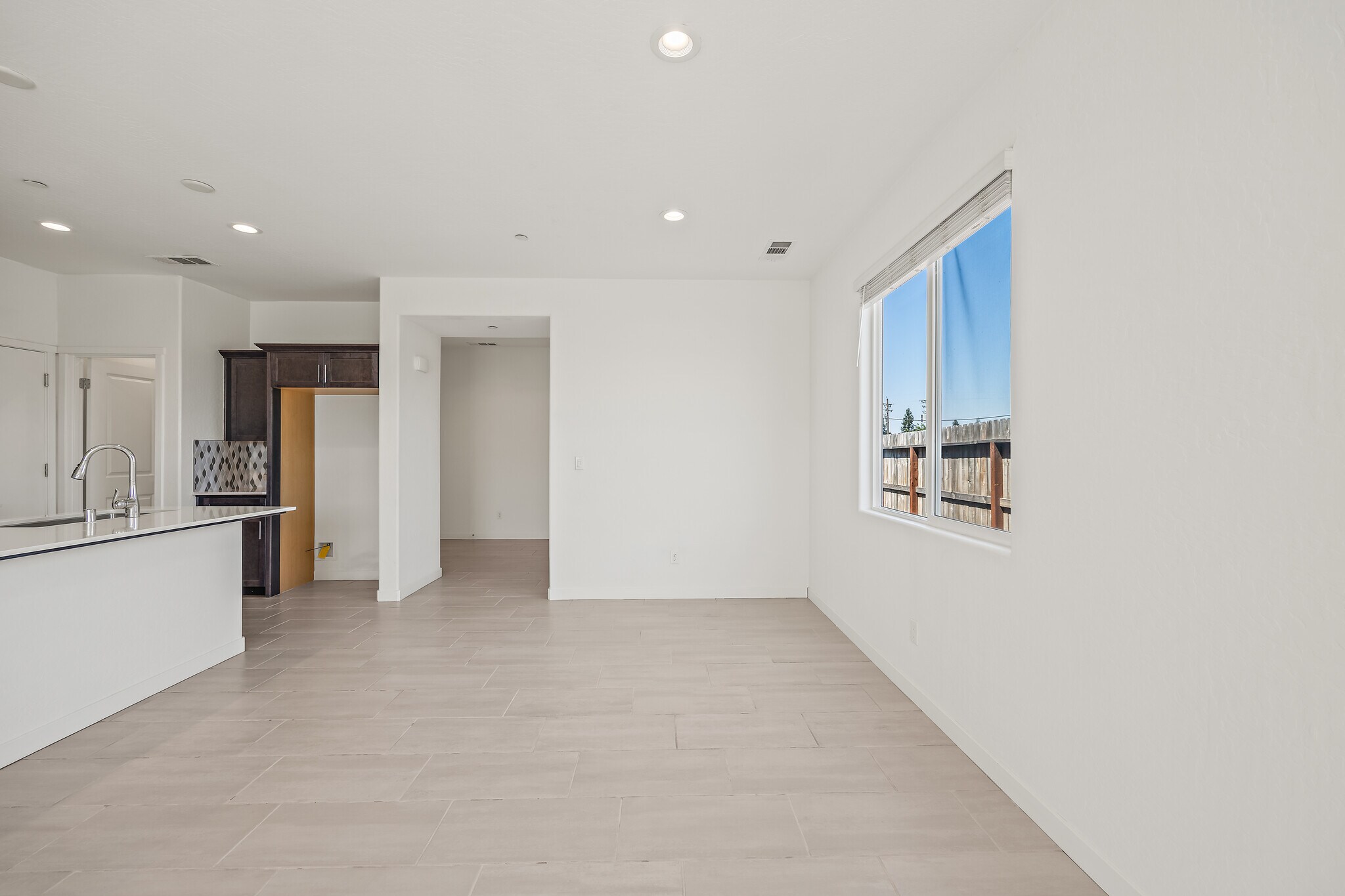 Building Photo - 821 Amanecer Ave