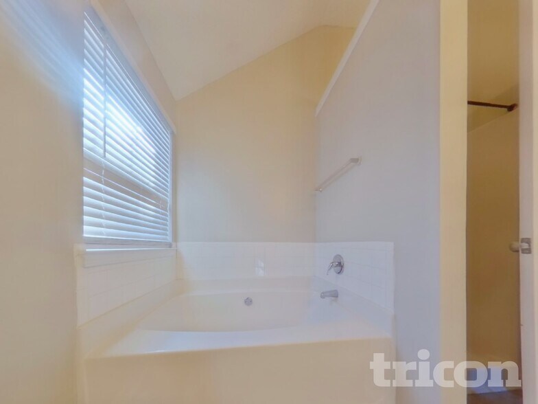 Building Photo - 138 Birchfield Way