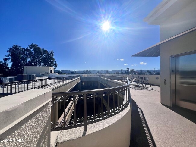 Building Photo - 14242 Burbank Blvd