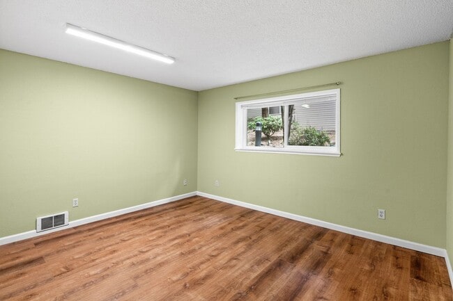Building Photo - Ground floor 1 bed + bonus room in prime B...