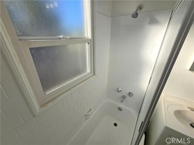 Building Photo - 662 W Glenoaks Blvd