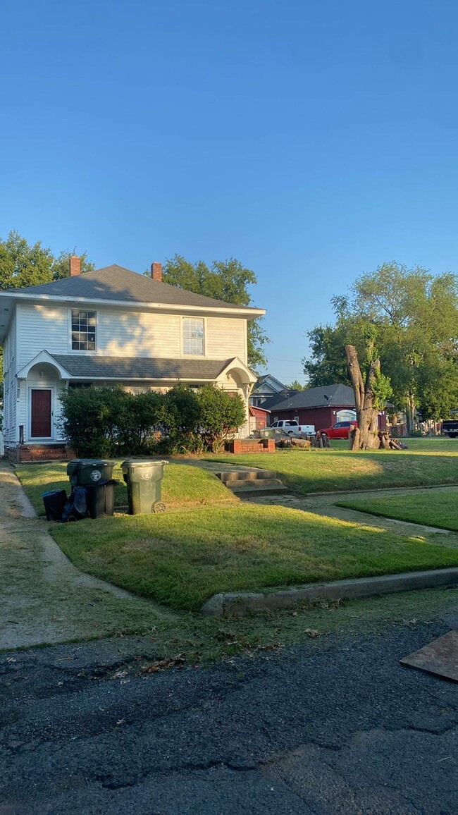 Building Photo - 220 S 13th St
