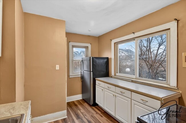 Building Photo - $1550 4 bedrooms