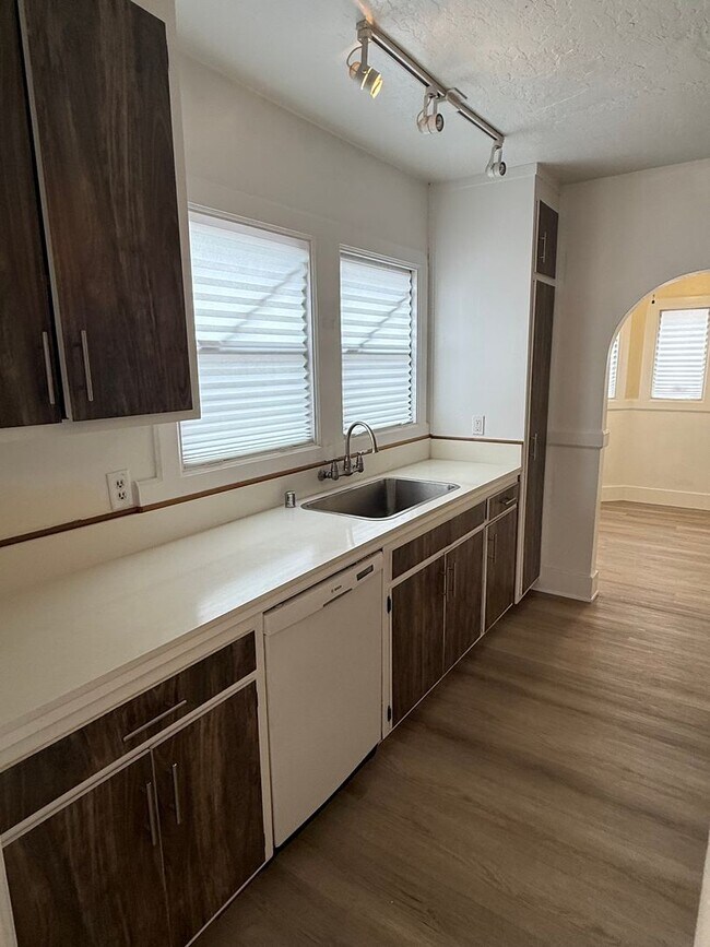 Building Photo - Huge 2 Bed House with a Shared Back Patio