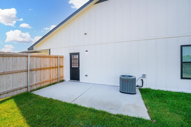 Building Photo - 3 bedroom 2 bath Townhome  - Haysville Sch...