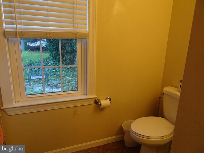 Building Photo - 616 Delaware St