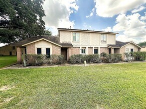 Building Photo - Conveniently Located Humble Townhome