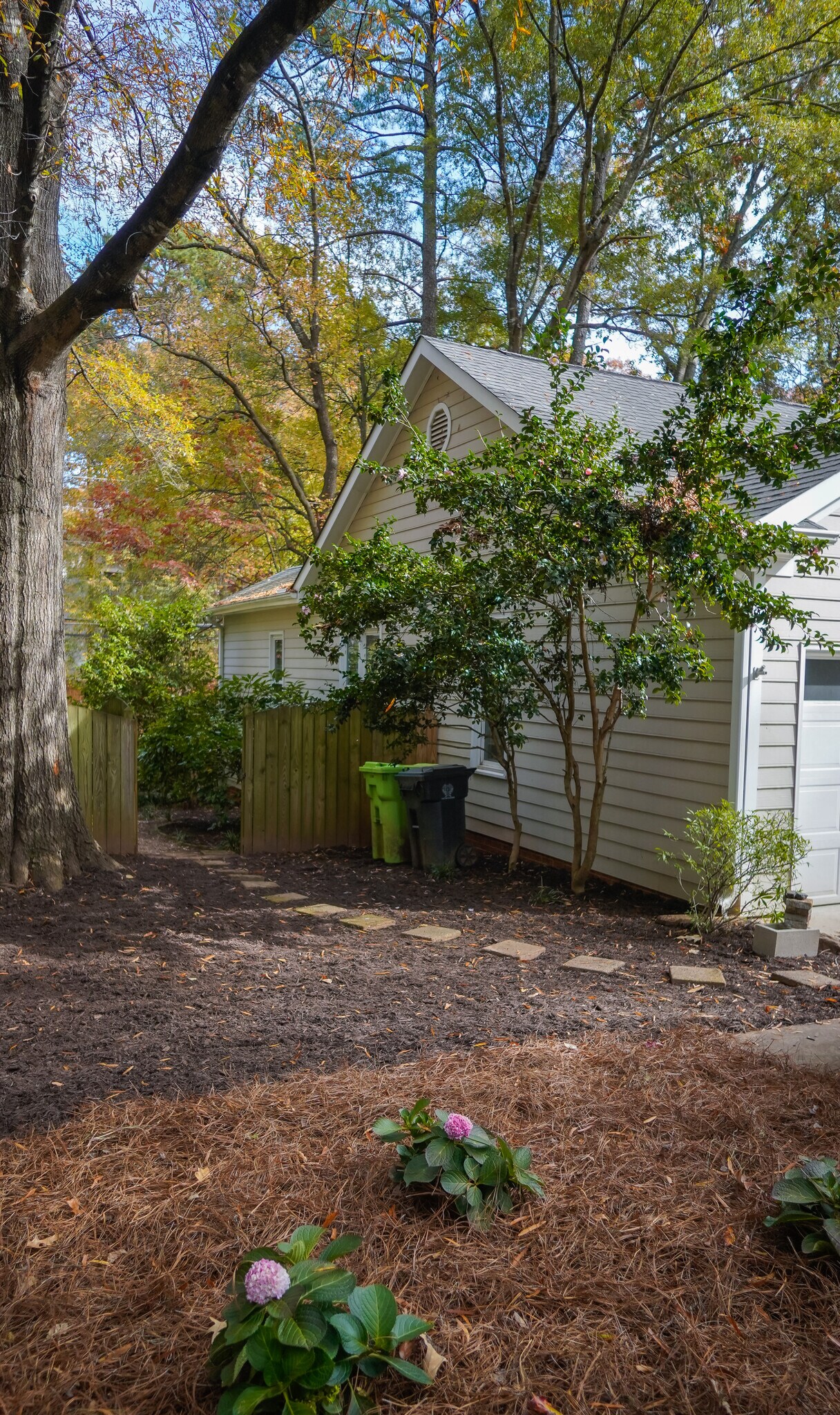 Building Photo - 3801 Lake Point Cir