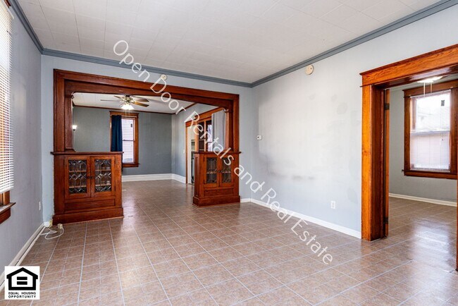 Building Photo - 928 Putnam St