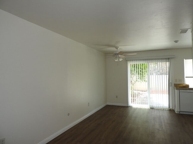 Building Photo - Lovely 2 bedroom townhouse