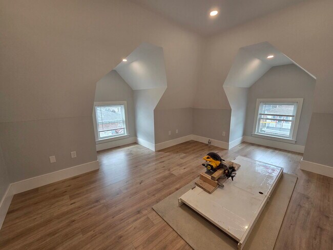 Building Photo - 28 Brooks St