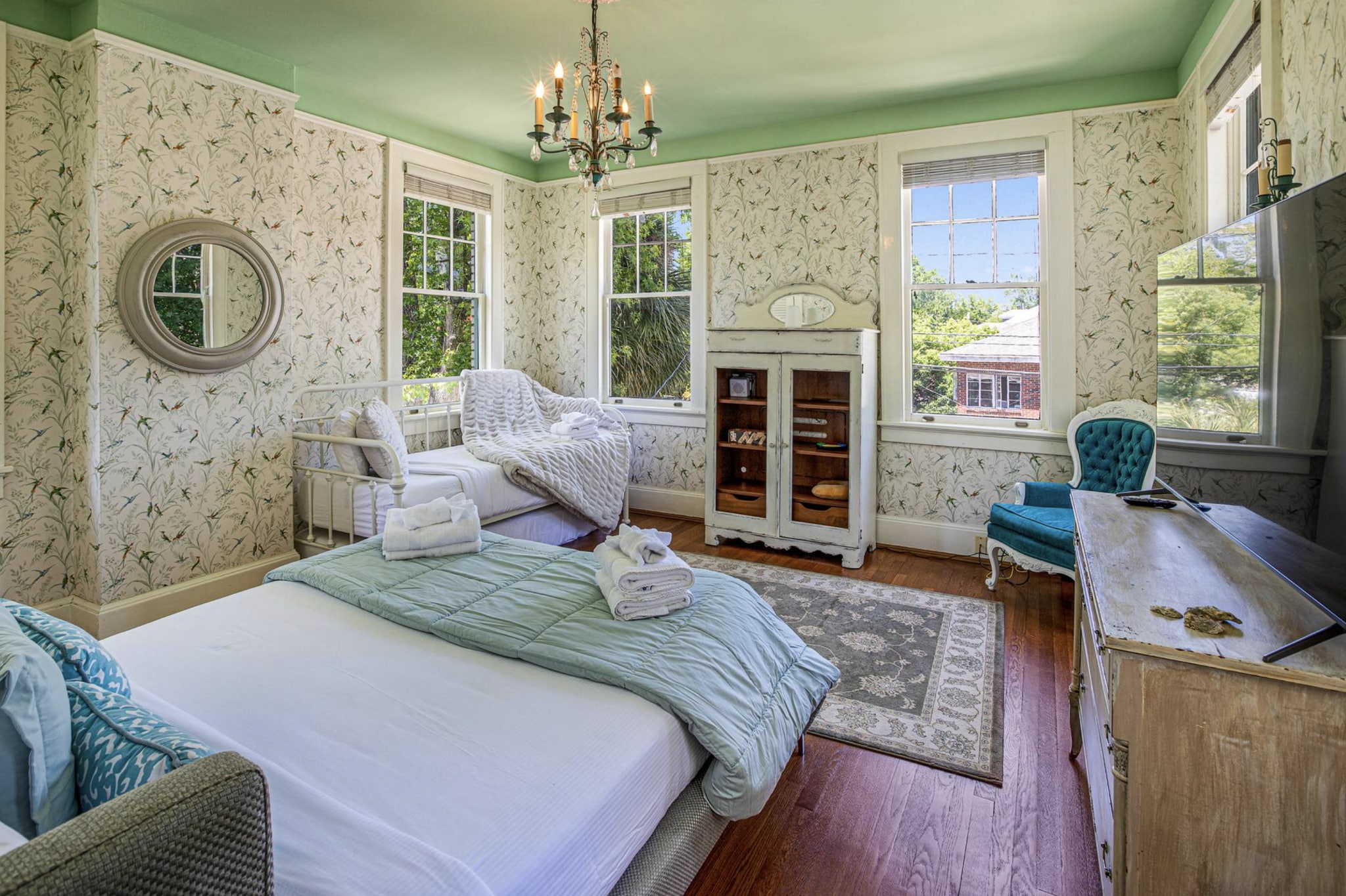 Building Photo - 624 E Victory Dr