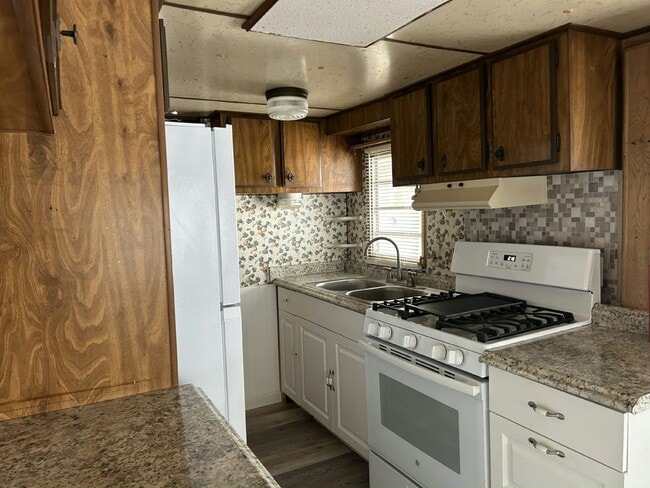 Building Photo - 38651 Tarr Dr