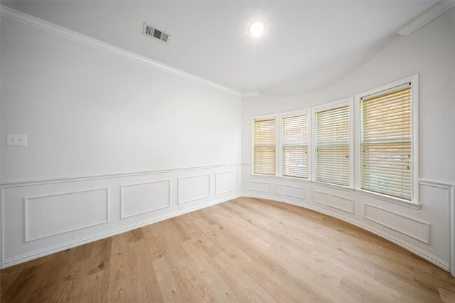 Building Photo - 6000 Meadowglen Dr