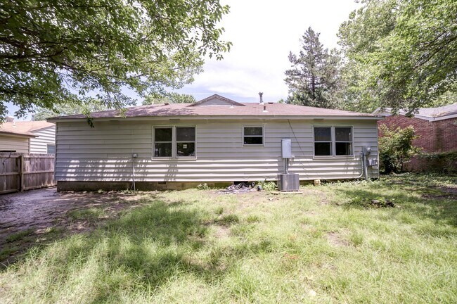 Building Photo - 1618 S Ash Pl