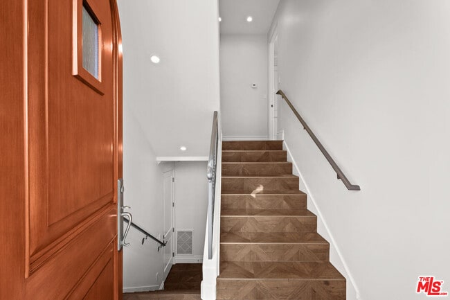 Building Photo - 816 S Catalina Ave