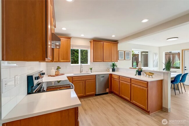 Building Photo - Beautifully Updated 3-Bedroom Townhome with Garage in Prime Lynnwood Location