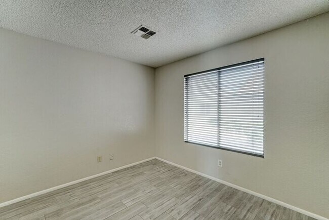 Building Photo - READY TO VIEW NOW! Recently Renovated 2bed/2bath Townhouse in Peoria!