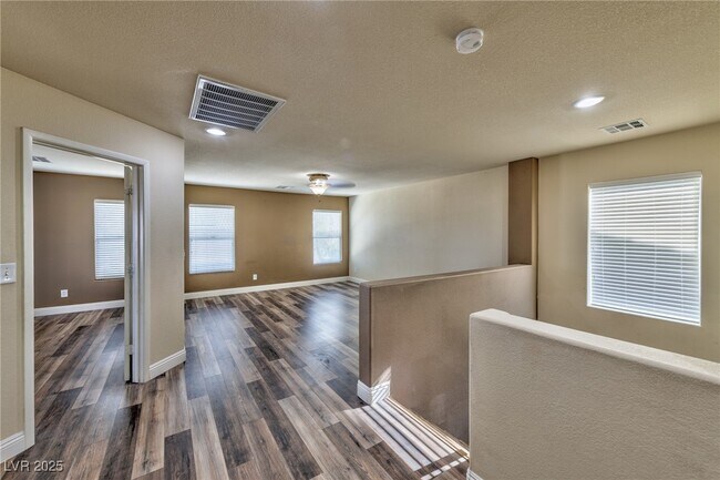 Building Photo - 5025 W Lone Wolf Ave